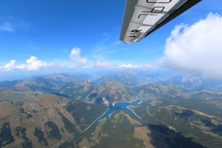 Alla base delle nuvole sulle Prealpi vodesi con vista sul Lac de l'Hongrin, ripresa da un volo di 302 km di cross-country il 2 agosto 2022. Fonte: Youtube/Tony Marty.