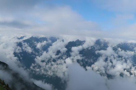 Cumuli e strati nuvolosi ripresi la mattina di mercoledì 14 giugno dal Pizzo Matro