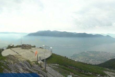 Aria umida e foschia ristagna nei bassi strati dopo una notte tropicale. Webcam Feratel Cimetta