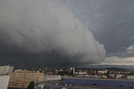 Arco del fronte temporalesco in arrivo su Renens il 22 giugno alle 18:52. Fonte: Crowdsourcing@MeteoSvizzera-App