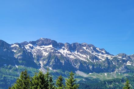 Panorama dalla Val-d'Illiez a Les Dents Blanches - il fenomeno della subsidenza ha seccato l'aria rendendo la visibilità in montagna particolarmente buona. Foto: D. Köbele.