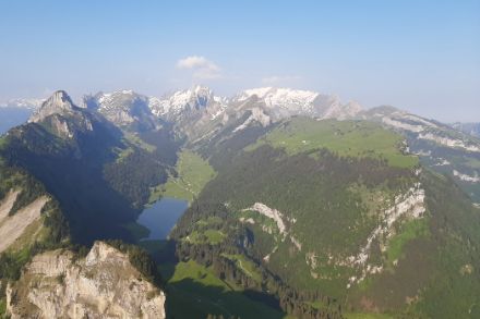 Vista dal Hohen Kasten sul Sämtisersee in direzione del Säntis la mattina del 3 giugno 2023. Foto: Segnalazioni meteo, app Meteosvizzera.