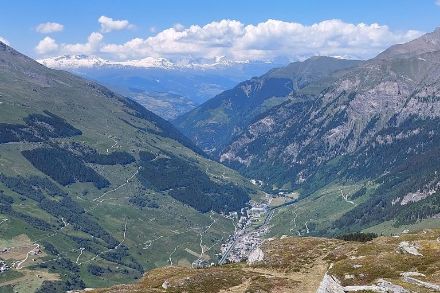 A causa dell'aria secca, ieri sulle Alpi si sono potute osservare solo poche nuvole, come qui a Vals. Immagine: Nicole Graf.