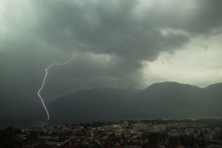 Temporale con forti precipitazioni sul Lago Maggiore la sera del 2 giugno 2023. Foto: Martin Lainer.