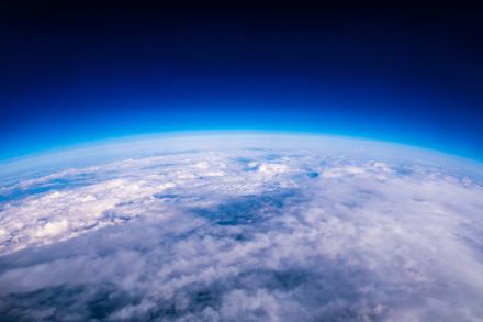 L'atmosfera terrestre. Negli strati alti l'ozono ci protegge,  nei bassi strati dove viviamo invece risulta dannoso per la salute. Fonte: Met Office.