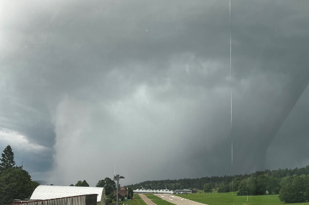 La tempesta in avvicinamento a La Chaux-de-Fonds da ovest, vista dall'aerodromo di Les Eplatures. (Foto: autorità aeroportuali LSGC)
