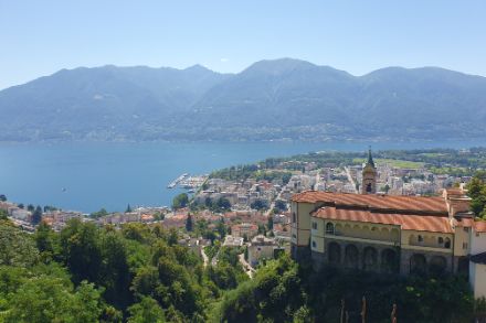 Santuario della Madonna del Sasso con vista sul soleggiato Locarnese all’inizio della prima ondata di caldo della stagione il 9 luglio 2023. Foto: L. Panziera