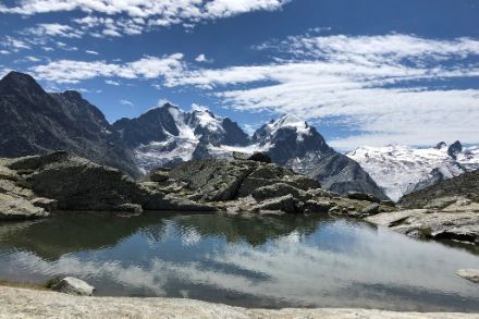 Il massiccio del Bernina visto nella sua luce migliore: questo è stato il caso solo per un breve periodo nel mese di luglio 2023. Il mese di luglio è risultato nella media in termini di soleggiamento, mentre le precipitazioni in Engadina hanno superato la norma a livello locale. Foto: Elias Zubler.