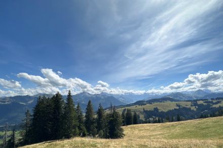 Paesaggio alpino con tempo sereno.