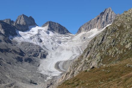 Anche al lago Oberaar oggi la temperatura si aggirava attorno ai 18 gradi. Queste temperature elevate stanno causando un forte scioglimento dei ghiacciai. Foto: Daniel Gerstgrasser.