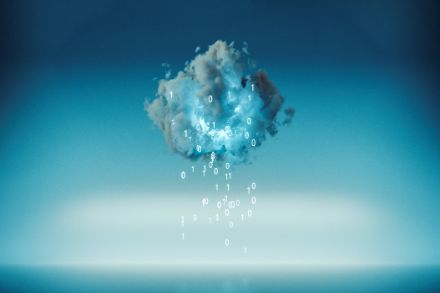Immagine simbolica che mostra una nuvola (Cloud) dalla quale cadono dei dati. 