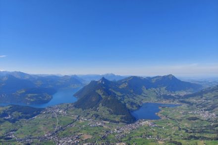 Vista dal Gross Mythen verso il Lauerzersee (a destra) e il Lago dei Quattro Cantoni (a sinistra), con il Rigi sulla destra della foto e il Pilatus al centro sullo sfondo. Foto: N. Graf