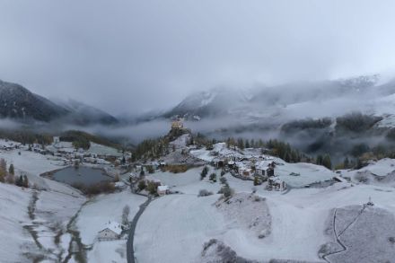 Risveglio imbiancato stamattina a Tarasp, a circa 1400 m di quota in bassa Engadina (https://tarasp.roundshot.com)
