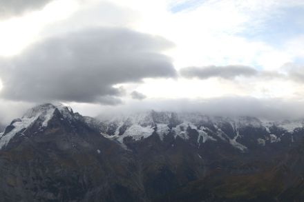 Al mattino del 19 ottobre 2023, nell'Oberland bernese prevaleva una tipica atmosfera favonica, con la tipica copertura nuvolosa sulle alpi bernesi. Questa imponente copertura nuvolosa è chiamata anche muro del favonio. Foto: https://schilthorn.roundshot.com/birg/.