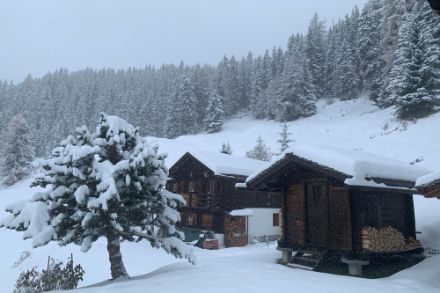 uno chalet sotto la neve