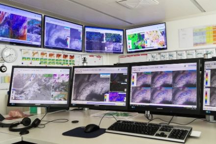 Sala previsioni del Centro regionale sud di MeteoSvizzera, a Locarno Monti, responsabile per l’emissione di previsioni e allerte maltempo del Sud delle Alpi ed Engadina. Foto: MeteoSvizzera.