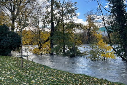 Il fiume Arve, qui a Ginevra, nasce in Francia e confina con le regioni che abbiamo allertato con un'allerta di livello 4 (su 5).