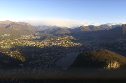 Il muro del favonio visto guardando verso le Alpi dal Monte San Salvatore (Webcam Swisscom)