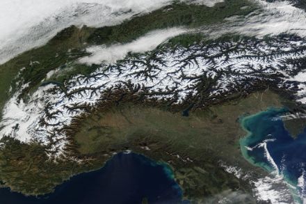 La catena alpina, protezione o dannazione per il sud delle Alpi. Immagine odierna da: NASA Worldview