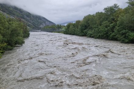 Reno in piena vicino a Felsberg, nei Grigioni, a seguito di forti precipitazioni di più giorni. 
