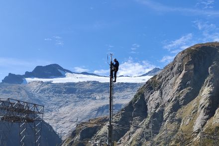 Lavori di manutenzione alla stazione meteorologica di Robiei, con il ghiaccio del Basodino sullo sfondo, il 28 settembre 2023. Foto: N. Gobbi.