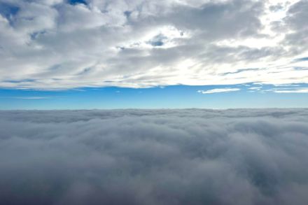 Mare di nebbia ritratto il 26.12.2023 dal Monte Generoso. Al di sopra un altro strato di nubi del tipo "Altocumulus". Foto di Nathalie Anselmini. 