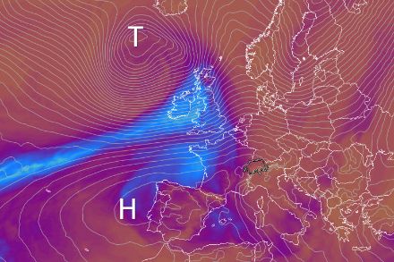 Pressione al suolo (linee) e acqua precipitabile. Fonte: ECMWF.
