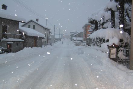 La strada cantonale a Cugnasco il 27 gennaio 2006 ricoperta dalla neve.