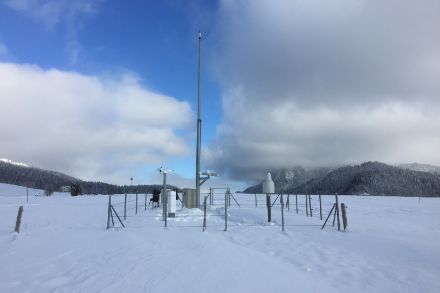 La stazione di misura automatica di Charbonnières, nel Canton Vaud, misura tra le altre cose la temperatura e le precipitazioni. (Fonte: Luca Modolo, MeteoSvizzera)