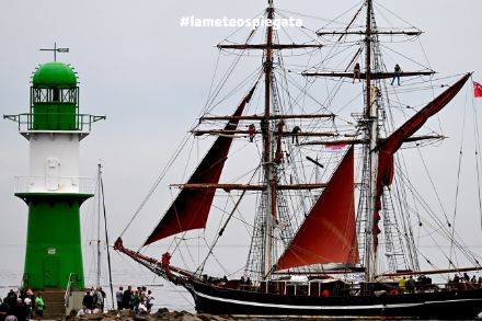 Il veliero Eye of the wind al "Hanse sail maritime festival" a Rostock-Warnemünde, in Germania. Fonte: RSINews.