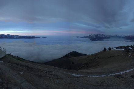 Vista del mare di nebbia sopra il Lago Maggiore.