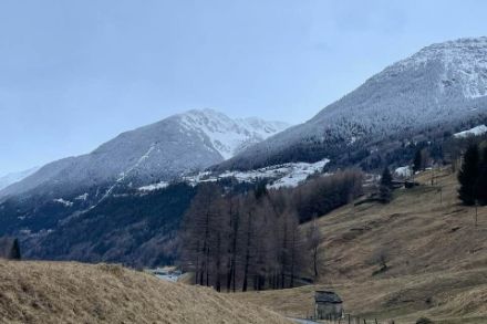 Alta Leventina la mattina di domenica 11.2.2024, il limite della neve al suolo è attorno ai 1300 m slm, sotto il paese di Ronco. 