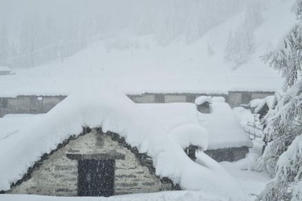 Domenica mattina Bosco Gurin si è svegliata sotto un'intensa nevicata. Foto: M. Bosia