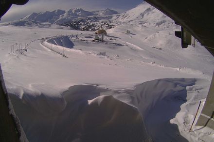 Il sole torna sul passo del Lucomagno, ancora chiuso al traffico.