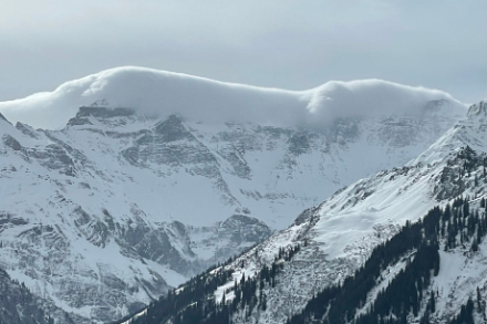 Vista da Braunwald (GL) verso sud, con il muro del favonio che si appoggia sull'Hausstock (3158 m). Fonte: Segnalazioni meteo/App