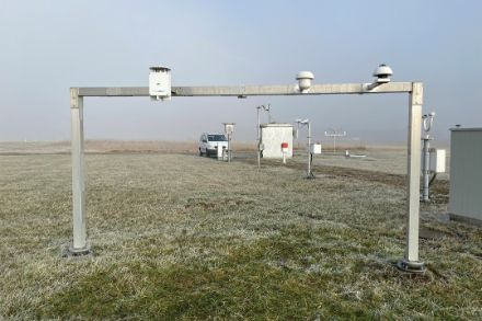 Una delle 160 stazioni di misura automatiche dotate di tutti gli strumenti di misura, qui all'aeroporto di Zurigo. Foto: Alexandra Kohler / MeteoSvizzera.