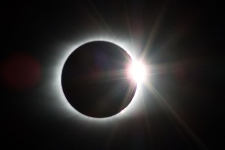 Immagine del disco solare schermato dalla Luna.