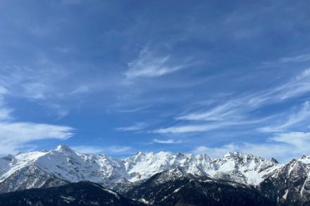 Gruppo del Tencia coperto da un abbondante coltre nevosa. Il paesaggio è invernale, le temperature in montagna quasi estive. Foto: L. Nisi.