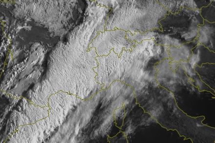 Tipica struttura cellulare delle nubi caratterizzata dalla presenza di polveri sahariane. (Fonte: EUMETSAT / MeteoSvizzera)