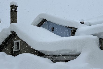 Case ricoperte da un abbondante manto nevoso - Simplon Dorf. 
