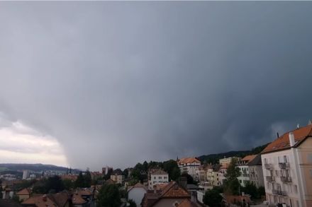 La cella temporalesca in avvicinamento a La Chaux-de-Fonds il 24 luglio 2023, intorno alle 11.15 ora locale. Foto tratta da un video condiviso su YouTube (https://www.youtube.com/watch?v=B-z8uxC-l2o)