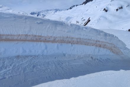 Anche nella neve sono scritti i cambiamenti di regime degli ultimi giorni. Presenza di polvere Sahariana dello strato nevoso sopra l’Oberalppass
