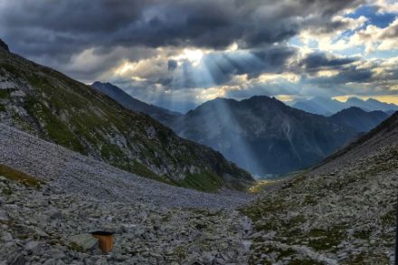Raggi di sole si fanno strada fra le nuvole in un paesaggio di montagna (Fonte: unsplash.com)