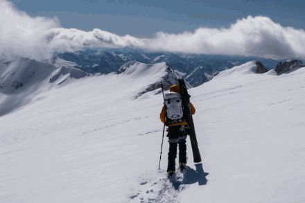 Escursionista sul ghiacciacio del Basodino ricoperto da neve fresca in una bella giornata di sole il 25.04.2024