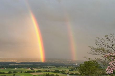 Foto di un doppio arcobaleno