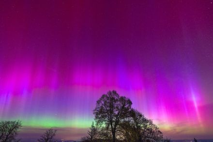 Aurora boreale colorata sui cieli dell'Oberland bernese