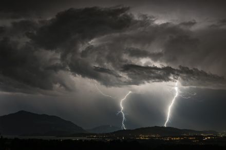 I forti temporali hanno un alto potenziale di danni da grandine, raffiche di vento, forti piogge e fulmini. 