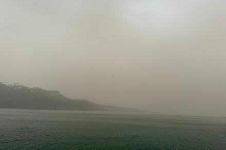 A volte il tipo di massa d'aria è molto facile da riconoscere. Se l'aria ha una forte torbidità rossastra, come qui a St. Saphorin il 30 marzo 2024, è facile intuire che si tratta di aria sahariana. Fonte: MeteoSwiss/App.
