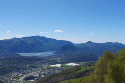 Vista sul Luganese sferzato dal vento da nord il 17 aprile 2024. Verso sud la pianura padana, dove appaiono anche alcuni grattacieli di Milano. Più a sud gli Appennini. Foto: L. Panziera.
