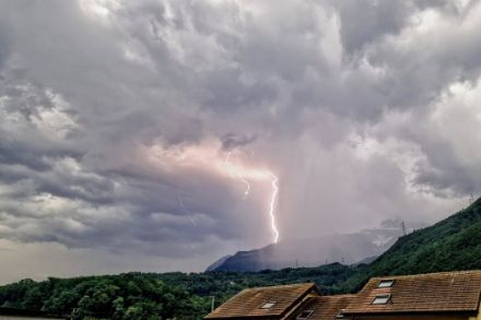 Fulmini fotografati da Monthey venerdì 7 giugno durante una serata temporalesca. Foto: osservazioni meteo - App 